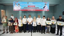 Bupati Lombok Timur Haerul Warisin memulai distribusi bantuan paket sembako Idul Fitri 1447 H di Desa Masbagik Selatan, Kecamatan Masbagik, Rabu 11 Maret 2026). (Foto: Lombokini.com/Pemkab Lotim).