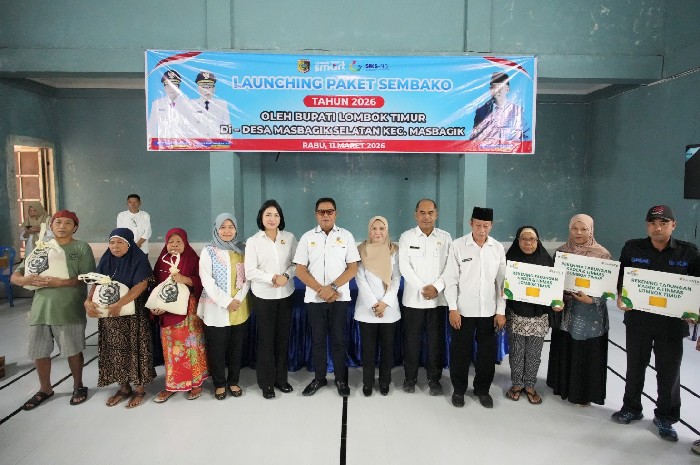 Bupati Lombok Timur Haerul Warisin memulai distribusi bantuan paket sembako Idul Fitri 1447 H di Desa Masbagik Selatan, Kecamatan Masbagik, Rabu 11 Maret 2026). (Foto: Lombokini.com/Pemkab Lotim).