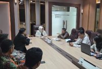 Bupati Lombok Timur Haerul Warisin (kiri) bertemu Plt. Deputi II KSP Popy Rufaidah (kanan) di Jakarta, Kamis 26 Maret 2026, bahas ekonomi daerah dan rencana kunjungan Presiden Prabowo. (Foto: Lombokini.com).