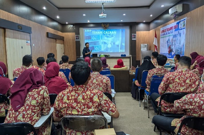Para petugas RSUD Soedjono Selong mengikuti In House Training (IHT) penguatan SDM, Rabu 25 Februari 2026. Pelatihan fokus pada standar pelayanan, etika, dan disiplin guna tingkatkan mutu layanan. (Foto: Lombokini.com).