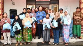 Bupati Lombok Timur Haerul Warisin menyerahkan paket sembako secara simbolis kepada warga menjelang Lebaran 2025. Pemkab Lotim menggelontorkan anggaran Rp 40 miliar untuk 237 ribu paket sembako dalam program bantuan sosial tersebut. (Foto: Lombokini.com/Pemkab Lotim).