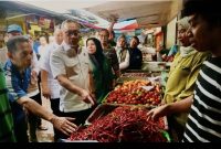 Menteri Koordinator Bidang Pangan Zulkifli Hasan mengecek harga bahan pokok di Pasar Induk Kramat Jati, Jakarta. (Foto: Lombokini.com/Setneg.go.id).