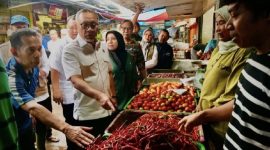 Menteri Koordinator Bidang Pangan Zulkifli Hasan mengecek harga bahan pokok di Pasar Induk Kramat Jati, Jakarta. (Foto: Lombokini.com/Setneg.go.id).
