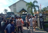 Aparat gabungan TNI, Polri, dan Satpol PP Lombok Timur mengamankan jalannya aksi unjuk rasa di Desa Kerongkong, Kamis 9 April 2026.
(Foto: Lombokini.com).