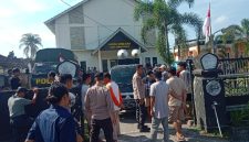 Aparat gabungan TNI, Polri, dan Satpol PP Lombok Timur mengamankan jalannya aksi unjuk rasa di Desa Kerongkong, Kamis 9 April 2026.
(Foto: Lombokini.com).