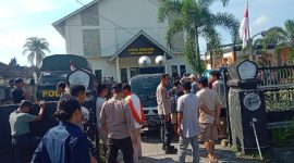 Aparat gabungan TNI, Polri, dan Satpol PP Lombok Timur mengamankan jalannya aksi unjuk rasa di Desa Kerongkong, Kamis 9 April 2026.
(Foto: Lombokini.com).