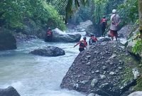 Tim SAR gabungan mencari Lisa Pratiwi yang hilang terseret arus di Tibu Ijo. (Foto: Lombokini.com/Harianto).