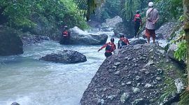 Tim SAR gabungan mencari Lisa Pratiwi yang hilang terseret arus di Tibu Ijo. (Foto: Lombokini.com/Harianto).