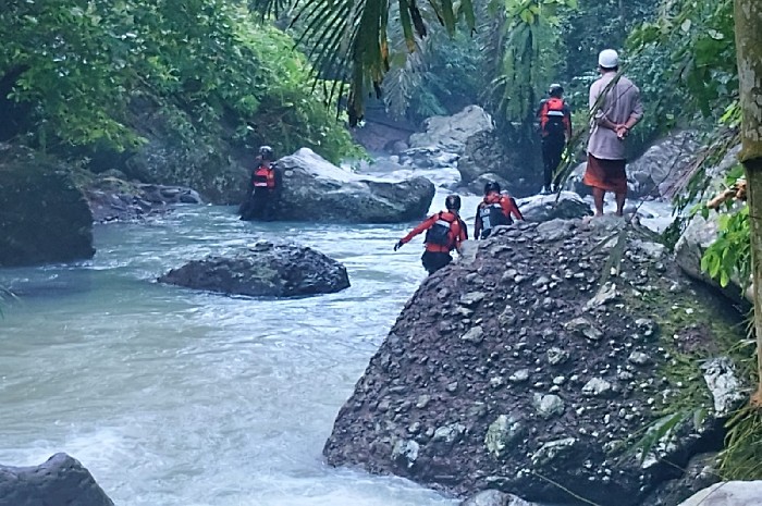 Tim SAR gabungan mencari Lisa Pratiwi yang hilang terseret arus di Tibu Ijo. (Foto: Lombokini.com/Harianto).