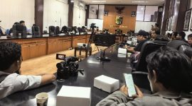 Sekretaris Daerah, Kepala Dinas Perdagangan, dan Kepala Bakesbangpoldagri Lombok Timur mendampingi Bupati Haerul Warisin dalam agenda hearing dengan Gerakan Elemen Masyarakat Peduli Rakyat (Gempur) di Ruang Rapat Bupati, Senin 13 April 2026.
(Foto: Lombokini.com).