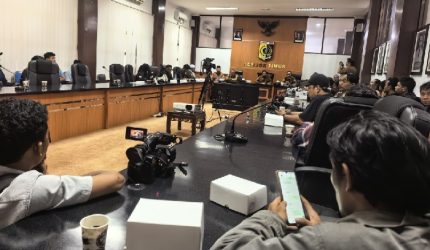 Sekretaris Daerah, Kepala Dinas Perdagangan, dan Kepala Bakesbangpoldagri Lombok Timur mendampingi Bupati Haerul Warisin dalam agenda hearing dengan Gerakan Elemen Masyarakat Peduli Rakyat (Gempur) di Ruang Rapat Bupati, Senin 13 April 2026.