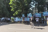 Korlap Gempur, M. Zaini, berorasi di depan Kantor Bupati Lombok Timur, Senin 13 April 2026. (Foto: Lombokini.com).