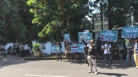 Korlap Gempur, M. Zaini, berorasi di depan Kantor Bupati Lombok Timur, Senin 13 April 2026. (Foto: Lombokini.com).