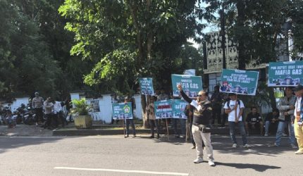 Korlap Gempur, M. Zaini, berorasi di depan Kantor Bupati Lombok Timur, Senin 13 April 2026.