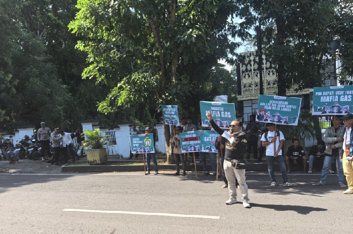 Korlap Gempur, M. Zaini, berorasi di depan Kantor Bupati Lombok Timur, Senin 13 April 2026. (Foto: Lombokini.com).