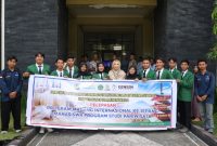 Rektor Universitas Hamzanwadi, Dr. Hj Sitti Rohmi Djalilah, M. Pd, melepas 19 mahasiswa pariwisata yang berangkat magang ke Jepang, Kamis 23 April 2026. (Foto: Lombokini.com).