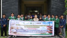 Rektor Universitas Hamzanwadi, Dr. Hj Sitti Rohmi Djalilah, M. Pd, melepas 19 mahasiswa pariwisata yang berangkat magang ke Jepang, Kamis 23 April 2026. (Foto: Lombokini.com).