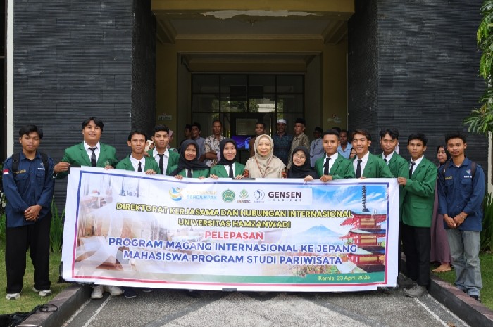 Rektor Universitas Hamzanwadi, Dr. Hj Sitti Rohmi Djalilah, M. Pd, melepas 19 mahasiswa pariwisata yang berangkat magang ke Jepang, Kamis 23 April 2026. (Foto: Lombokini.com).