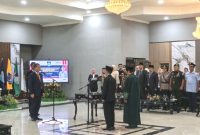 Gubernur NTB Lalu Muhammad Iqbal melantik Abul Chair sebagai Sekda NTB di Pendopo Gubernur, Kamis 9 April 2026. (Foto: Lombokini.com).