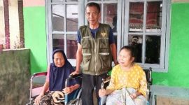Koordinator Unit Pengumpul Zakat Kecamatan Terara, Saiful Bahri, berfoto bersama penerima bantuan kursi roda. (Foto: Lombokini.com).