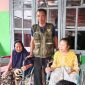 Koordinator Unit Pengumpul Zakat Kecamatan Terara, Saiful Bahri, berfoto bersama penerima bantuan kursi roda. (Foto: Lombokini.com).