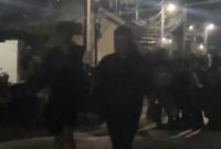 Massa menghajar pencuri motor di Aikmel Timur, Selasa malam 21 April 2026. (Foto: Lombokini.com).