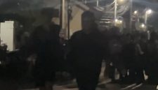 Massa menghajar pencuri motor di Aikmel Timur, Selasa malam 21 April 2026. (Foto: Lombokini.com).