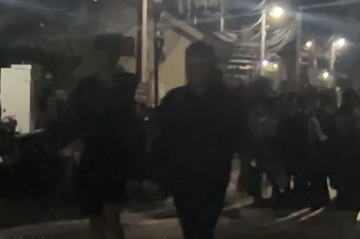 Massa menghajar pencuri motor di Aikmel Timur, Selasa malam 21 April 2026. (Foto: Lombokini.com).