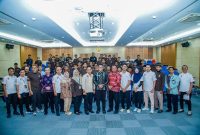Sebanyak 103 sopir ambulans desa dan jajaran RSUD Praya berpose bersama usai pembekalan Bantuan Hidup Dasar (BHD) di Aula Auditorium RSUD Praya, Kamis 9 April 2026. (Foto: Lombokini.com).
