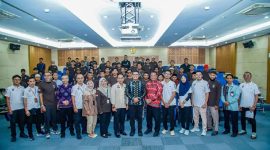Sebanyak 103 sopir ambulans desa dan jajaran RSUD Praya berpose bersama usai pembekalan Bantuan Hidup Dasar (BHD) di Aula Auditorium RSUD Praya, Kamis 9 April 2026. (Foto: Lombokini.com).