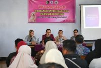 Wabup Lombok Timur, Moh. Edwin Hadiwijaya membuka Workshop Sterilisasi dan Vaksinasi Anjing Liar di Aula dinas Peternakan dan Kesehatan Hewan Lombok Timur, Kamis 30 April 2026. Kegiatan ini bertujuan mencari solusi pengendalian populasi anjing liar.
(Foto: Lombokini.com/Humas Pemkab Lotim).