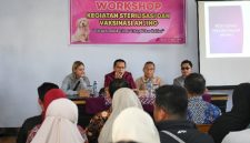 Wabup Lombok Timur, Moh. Edwin Hadiwijaya membuka Workshop Sterilisasi dan Vaksinasi Anjing Liar di Aula dinas Peternakan dan Kesehatan Hewan Lombok Timur, Kamis 30 April 2026. Kegiatan ini bertujuan mencari solusi pengendalian populasi anjing liar.
(Foto: Lombokini.com/Humas Pemkab Lotim).