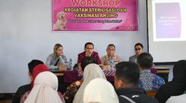 Wabup Lombok Timur, Moh. Edwin Hadiwijaya membuka Workshop Sterilisasi dan Vaksinasi Anjing Liar di Aula dinas Peternakan dan Kesehatan Hewan Lombok Timur, Kamis 30 April 2026. Kegiatan ini bertujuan mencari solusi pengendalian populasi anjing liar.
(Foto: Lombokini.com/Humas Pemkab Lotim).