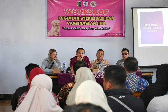 Wabup Lombok Timur, Moh. Edwin Hadiwijaya membuka Workshop Sterilisasi dan Vaksinasi Anjing Liar di Aula dinas Peternakan dan Kesehatan Hewan Lombok Timur, Kamis 30 April 2026. Kegiatan ini bertujuan mencari solusi pengendalian populasi anjing liar.
(Foto: Lombokini.com/Humas Pemkab Lotim).