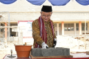 Menteri Pendidikan Dasar dan Menengah, Prof. Dr. Abdul Mu'ti, M. Ed, meletakkan batu pertama pembangunan gedung rektorat ITSKes Muhammadiyah Selong, Lombok Timur, Ahad 17 Mei 2026. (Foto: Lombokini.com).