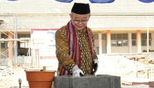 Menteri Pendidikan Dasar dan Menengah, Prof. Dr. Abdul Mu'ti, M. Ed, meletakkan batu pertama pembangunan gedung rektorat ITSKes Muhammadiyah Selong, Lombok Timur, Ahad 17 Mei 2026. (Foto: Lombokini.com).