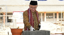 Menteri Pendidikan Dasar dan Menengah, Prof. Dr. Abdul Mu'ti, M. Ed, meletakkan batu pertama pembangunan gedung rektorat ITSKes Muhammadiyah Selong, Lombok Timur, Ahad 17 Mei 2026. (Foto: Lombokini.com).