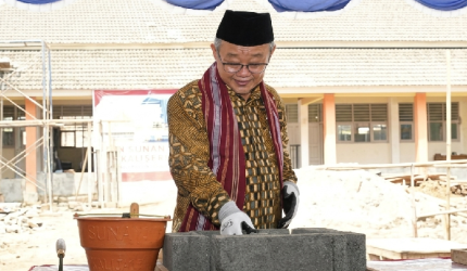 Menteri Pendidikan Dasar dan Menengah, Prof. Dr. Abdul Mu'ti, M. Ed, meletakkan batu pertama pembangunan gedung rektorat ITSKes Muhammadiyah Selong, Lombok Timur, Ahad 17 Mei 2026.