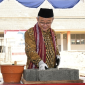Menteri Pendidikan Dasar dan Menengah, Prof. Dr. Abdul Mu'ti, M. Ed, meletakkan batu pertama pembangunan gedung rektorat ITSKes Muhammadiyah Selong, Lombok Timur, Ahad 17 Mei 2026. (Foto: Lombokini.com).