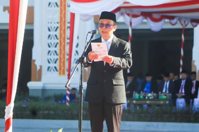 Sekda NTB Abul Chair memimpin upacara peringatan Harkitnas ke-118 dan Hari Kesadaran Nasional di halaman Kantor Gubernur NTB, Rabu 20 Mei 2026. (Foto: Lombokini.com).