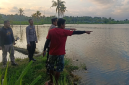​Warga menunjukkan titik lokasi hilangnya seorang anak kepada anggota Polres Lombok Timur di Bendungan Pandandure, Kamis sore 7 Mei 2026. Insiden ini kembali memicu kewaspadaan warga di sekitar bendungan. (Foto: Lombokini.com/Humas Polres Lotim).