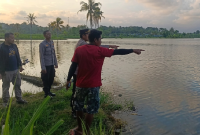 ​Warga menunjukkan titik lokasi hilangnya seorang anak kepada anggota Polres Lombok Timur di Bendungan Pandandure, Kamis sore 7 Mei 2026. Insiden ini kembali memicu kewaspadaan warga di sekitar bendungan. (Foto: Lombokini.com/Humas Polres Lotim).