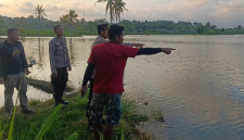 ​Warga menunjukkan titik lokasi hilangnya seorang anak kepada anggota Polres Lombok Timur di Bendungan Pandandure, Kamis sore 7 Mei 2026. Insiden ini kembali memicu kewaspadaan warga di sekitar bendungan. (Foto: Lombokini.com/Humas Polres Lotim).