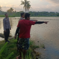​Warga menunjukkan titik lokasi hilangnya seorang anak kepada anggota Polres Lombok Timur di Bendungan Pandandure, Kamis sore 7 Mei 2026. Insiden ini kembali memicu kewaspadaan warga di sekitar bendungan. (Foto: Lombokini.com/Humas Polres Lotim).