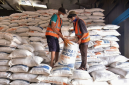 Petugas Perum Bulog menata karung beras neto 50 kilogram ke atas tumpukan stok pangan di dalam kompleks pergudangan. (Foto: Istimewa).