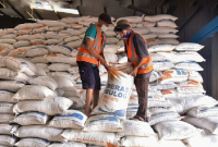 Petugas Perum Bulog menata karung beras neto 50 kilogram ke atas tumpukan stok pangan di dalam kompleks pergudangan. (Foto: Istimewa).