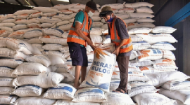 Petugas Perum Bulog menata karung beras neto 50 kilogram ke atas tumpukan stok pangan di dalam kompleks pergudangan. (Foto: Istimewa).