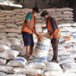 Petugas Perum Bulog menata karung beras neto 50 kilogram ke atas tumpukan stok pangan di dalam kompleks pergudangan. (Foto: Istimewa).