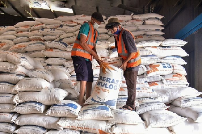 Petugas Perum Bulog menata karung beras neto 50 kilogram ke atas tumpukan stok pangan di dalam kompleks pergudangan. (Foto: Istimewa).