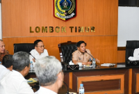Bupati Lombok Timur Haerul Warisin dan Sekda Muhammad Juaini Taofik membahas agenda strategis saat menerima audiensi Dinas Perindustrian NTB serta Perum Bulog di Ruang Rapat Bupati, Rabu 6 Mei 2026. (Foto: Lombokini.com/PKP Setda Lotim).